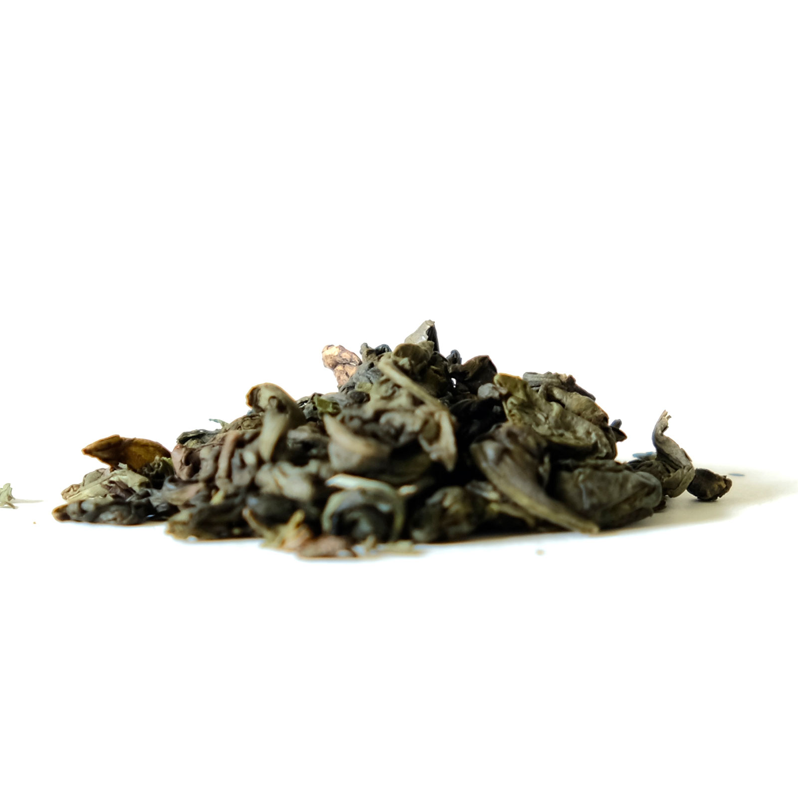 Association feuilles de thé vert et feuilles de menthe