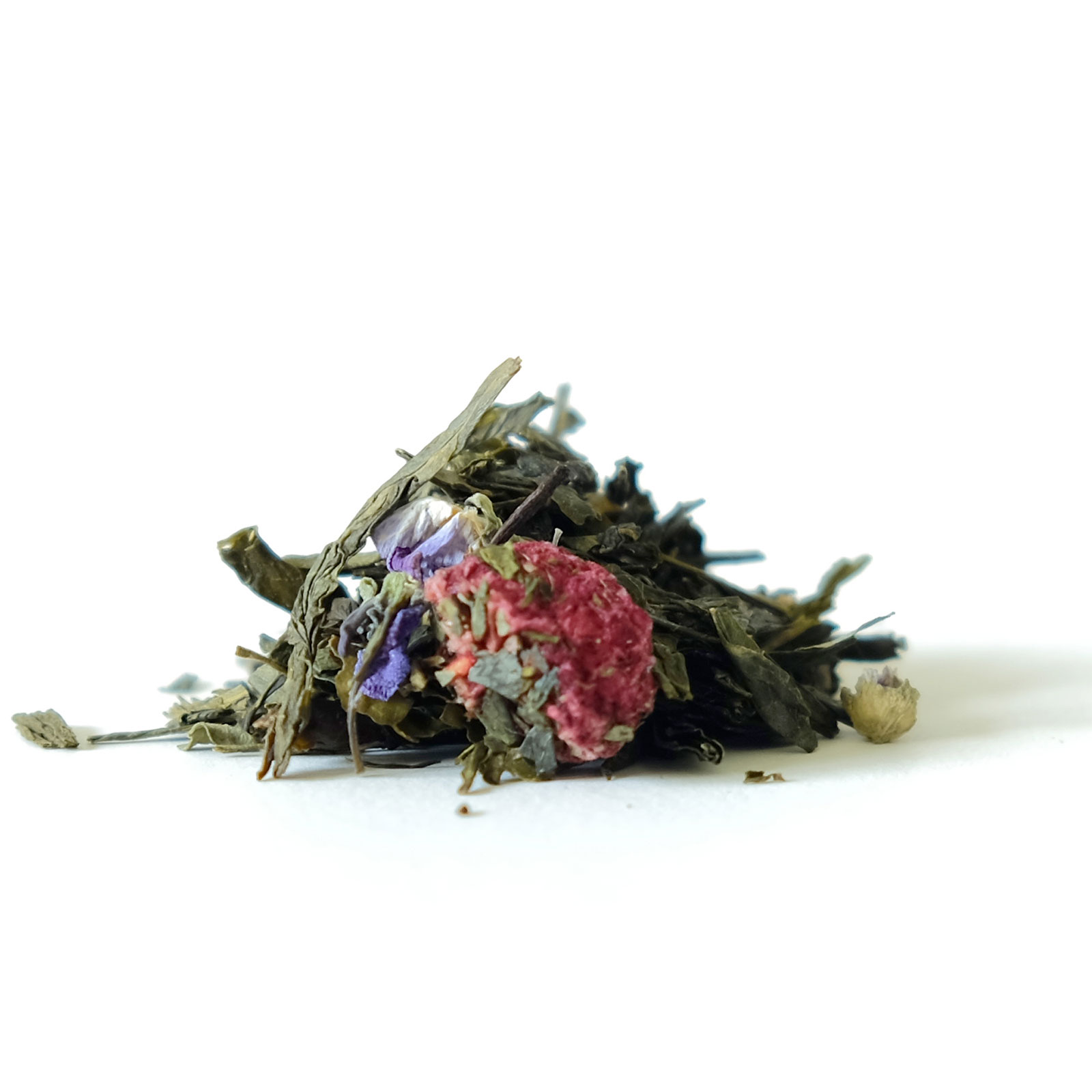 Feuilles de thé vert avec pétales de violettes et morceaux de framboise